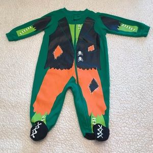 Halloween Costume NWOT
Sleeper Zip Close Onesie
Unisex Gende
Patchwork Scarecrow